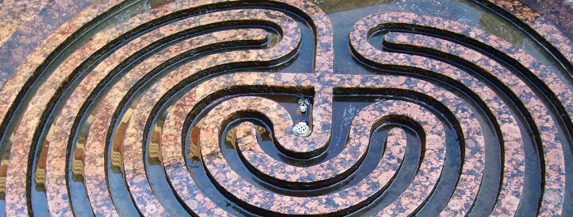 Labyrinth in einem Brunnen